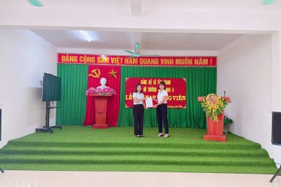 Lễ kết nạp đảng viên mới cho quần chúng Phạm Thị Hương